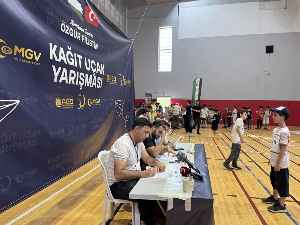 Gaziosmanpaşa'da Filistin İçin Kağıt Uçaklar Gökyüzüyle Buluştu