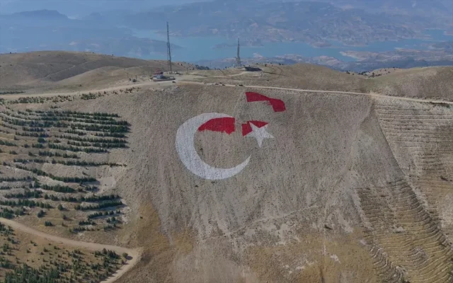 Kahramanmaraş'ta Rekor Boyutta Türk Bayrağı ve İstiklal Madalyası Anıtı Yapılıyor