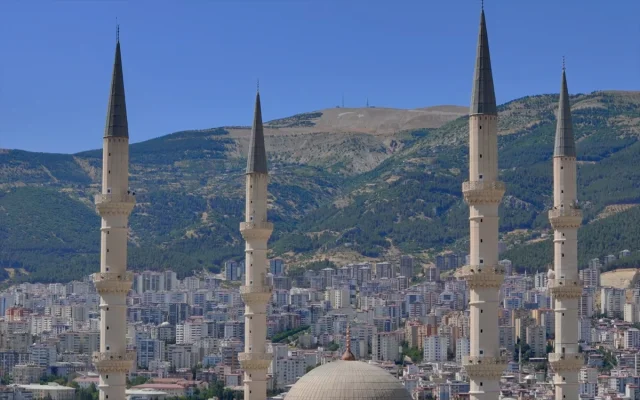 Kahramanmaraş'ta Rekor Boyutta Türk Bayrağı ve İstiklal Madalyası Anıtı Yapılıyor