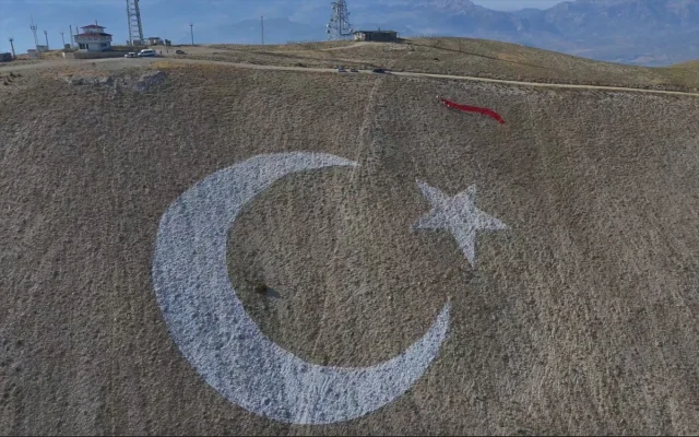 Kahramanmaraş'ta Rekor Boyutta Türk Bayrağı ve İstiklal Madalyası Anıtı Yapılıyor