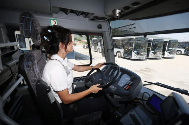 Muğla'da Kadın Şoförlerden Yolculara Güvenli ve Neşeli Ulaşım