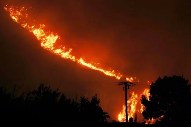 Sicilya'da Orman Yangınları Yerleşim Yerlerini Tehlikeye Atı...