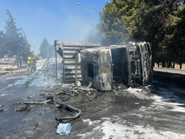 Balıkesir'de Kaza: Seyir Halindeki Tır Devrildi ve Alev Aldı