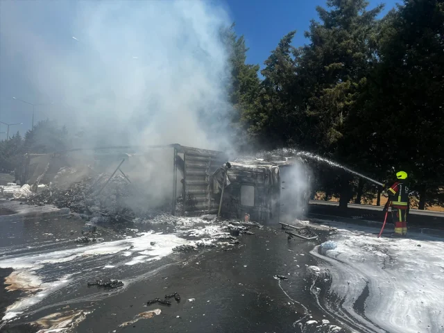 Balıkesir'de Kaza: Seyir Halindeki Tır Devrildi ve Alev Aldı