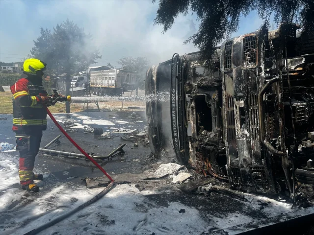 Balıkesir'de Kaza: Seyir Halindeki Tır Devrildi ve Alev Aldı