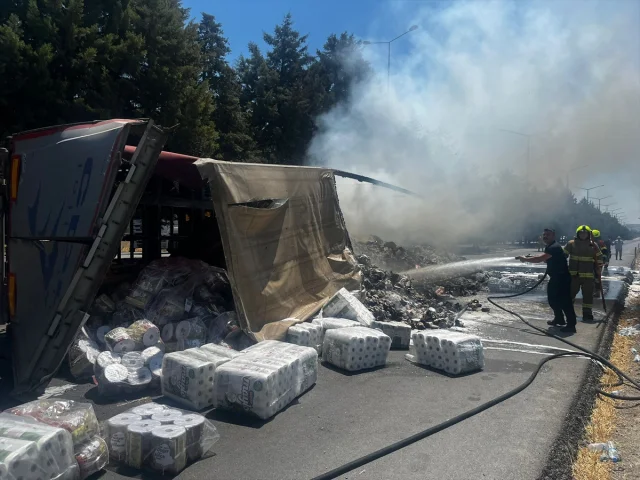 Balıkesir'de Kaza: Seyir Halindeki Tır Devrildi ve Alev Aldı