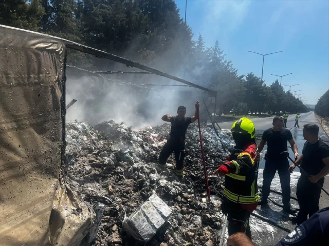 Balıkesir'de Kaza: Seyir Halindeki Tır Devrildi ve Alev Aldı