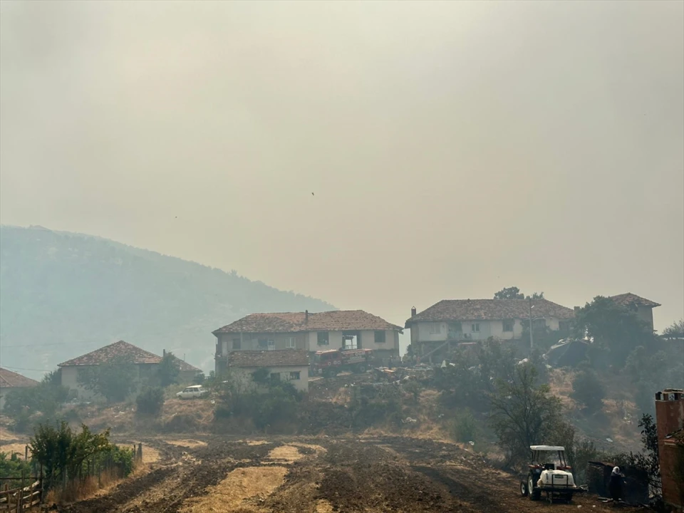 Uşak'ta Şiddetli Rüzgarın Yükselttiği Yangın Tehlikesi