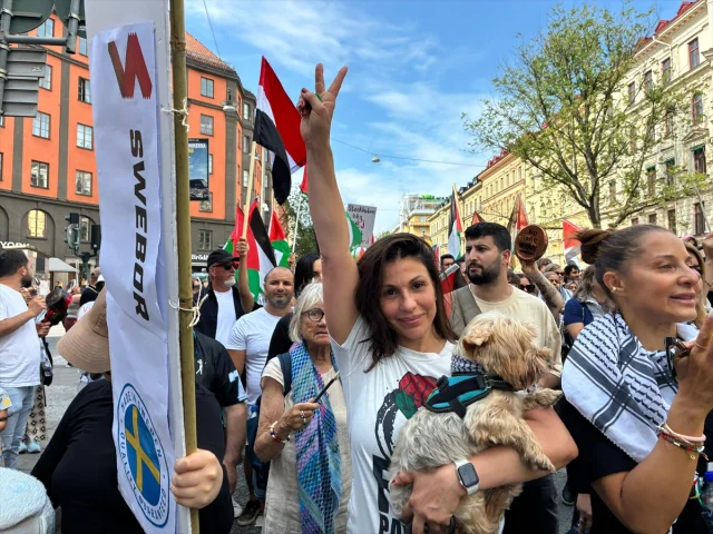 İsveç'te İsrail'in Gazze Harekatı Yüzlerce Kişi Tarafından P...