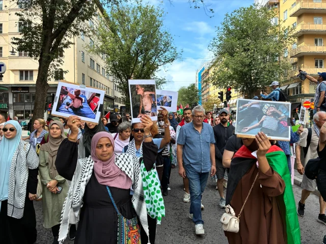 İsveç'te İsrail'in Gazze Harekatı Yüzlerce Kişi Tarafından Protesto Edildi