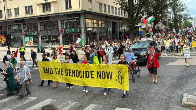 İsveç'te İsrail'in Gazze Harekatı Yüzlerce Kişi Tarafından Protesto Edildi