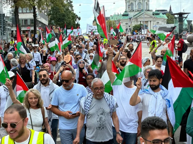 İsveç'te İsrail'in Gazze Harekatı Yüzlerce Kişi Tarafından Protesto Edildi