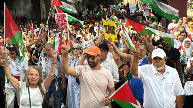 İsveç'te İsrail'in Gazze Harekatı Yüzlerce Kişi Tarafından Protesto Edildi