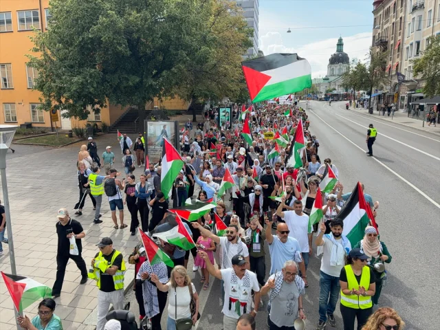 İsveç'te İsrail'in Gazze Harekatı Yüzlerce Kişi Tarafından Protesto Edildi