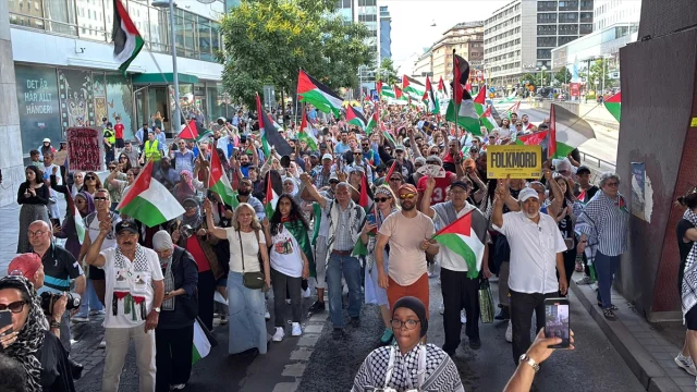 İsveç'te İsrail'in Gazze Harekatı Yüzlerce Kişi Tarafından Protesto Edildi