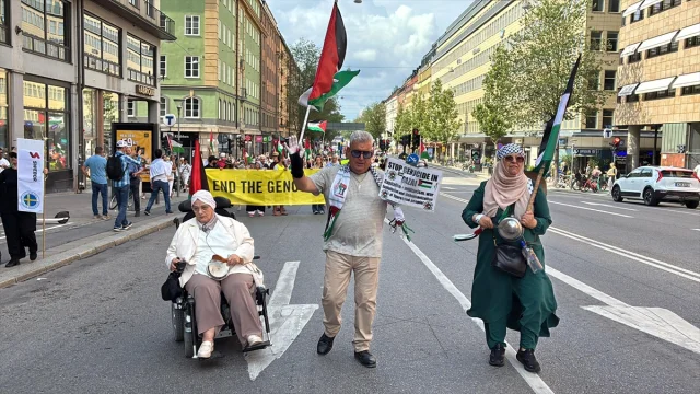İsveç'te İsrail'in Gazze Harekatı Yüzlerce Kişi Tarafından Protesto Edildi