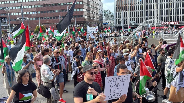 İsveç'te İsrail'in Gazze Harekatı Yüzlerce Kişi Tarafından Protesto Edildi