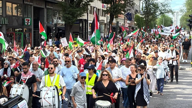 İsveç'te İsrail'in Gazze Harekatı Yüzlerce Kişi Tarafından Protesto Edildi