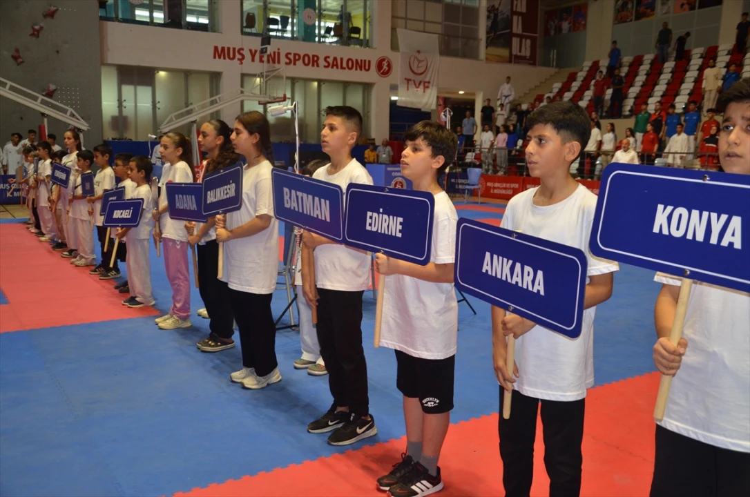 Karate Premier Ligi'nde Nefes Kesen Mücadele Muş'ta Başladı