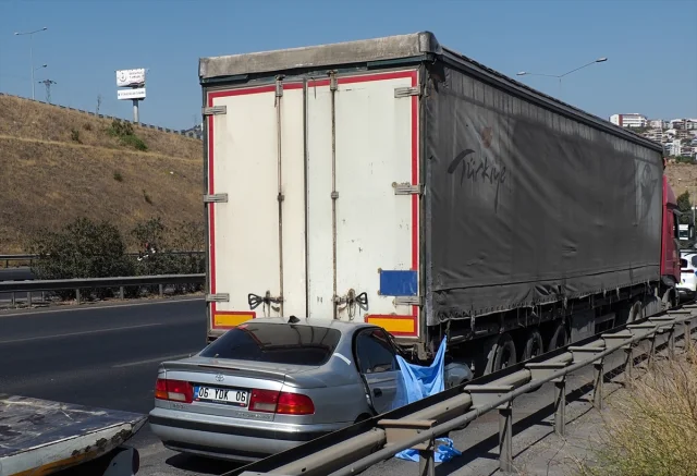 İzmir Çevre Yolu'nda Feci Kaza: Otomobil Tıra Çarptı, 1 Ölü 1 Yaralı