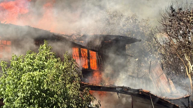 Kızılcahamam'da Korkutan Yangın 8 Evi Yok Etti