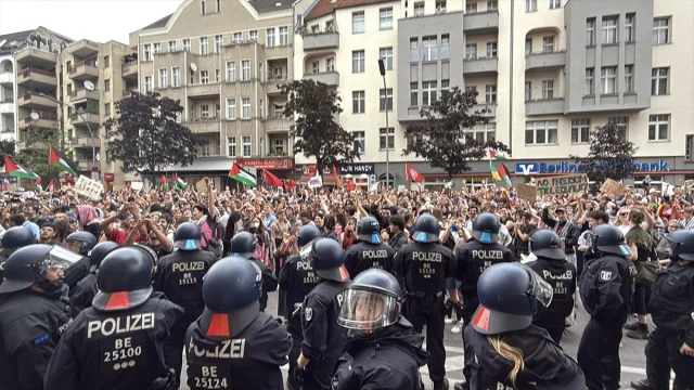 Berlin'de Filistin'e Destek Gösterisindeki Polis Müdahalesi Tepki Çekti