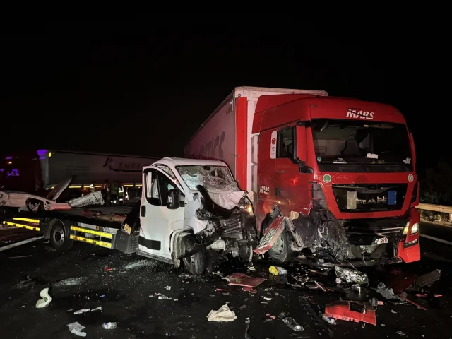 Adana'da Zincirleme Trafik Kazası: 8 Yaralı