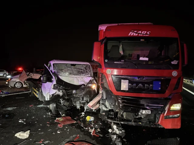 Adana'da Zincirleme Trafik Kazası: 8 Yaralı