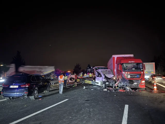 Adana'da Zincirleme Trafik Kazası: 8 Yaralı