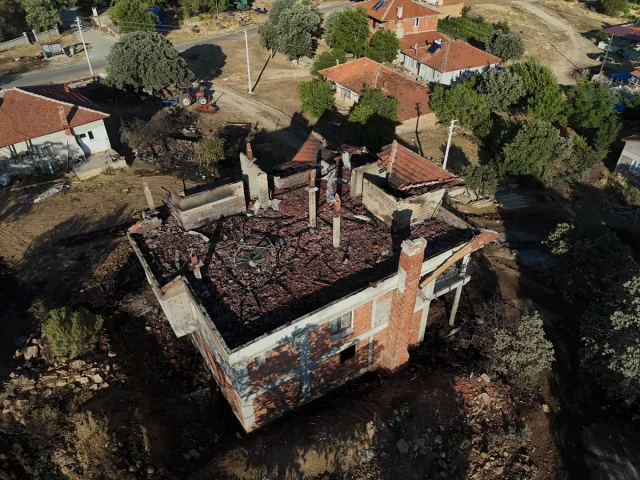 Uşak'ta Orman Yangını Kontrol Altına Alınmaya Çalışılıyor