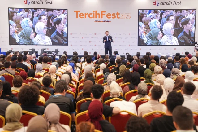 Bakan Bayraktar Gençlerle Enerji Geleceğini Konuştu