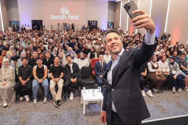 Bakan Bayraktar Gençlerle Enerji Geleceğini Konuştu