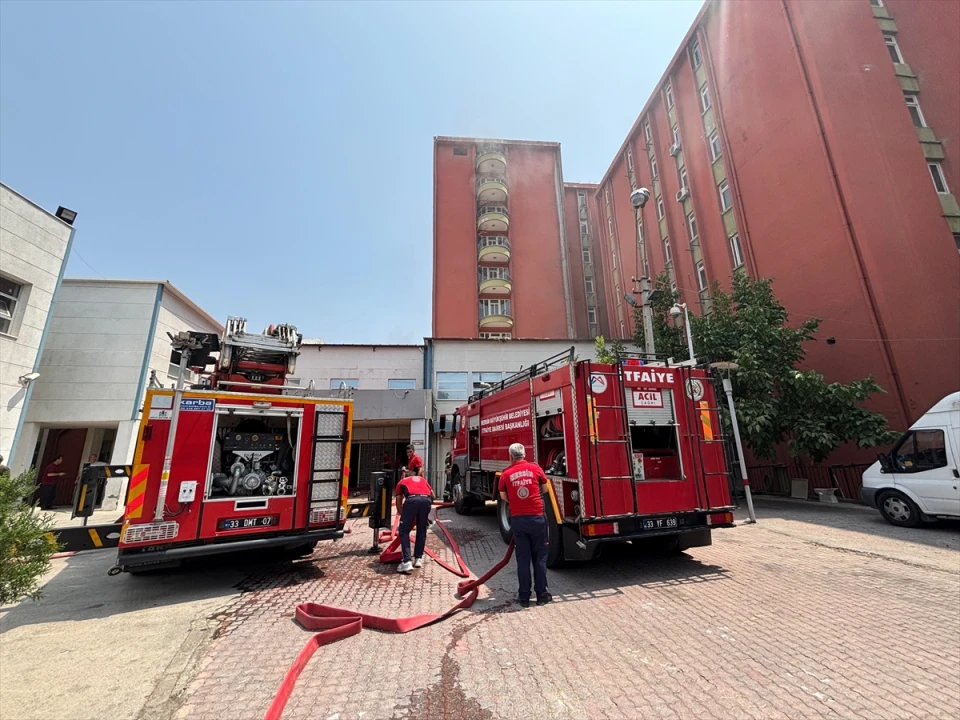 Mersin'de Eski Hastanede Yangın Panik Yarattı
