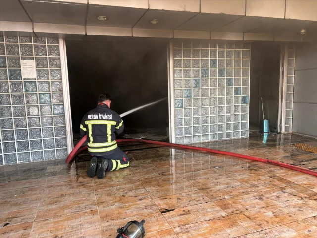 Mersin'de Eski Hastanede Yangın Panik Yarattı