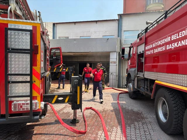 Mersin'de Eski Hastanede Yangın Panik Yarattı