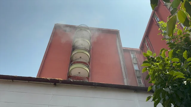 Mersin'de Eski Hastanede Yangın Panik Yarattı