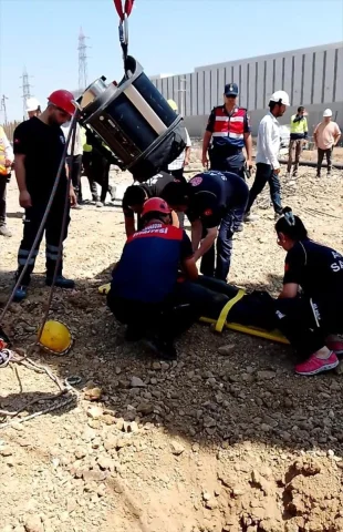 İzmir'de Kuyuya Düşen Adamı İtfaiye Kurtardı
