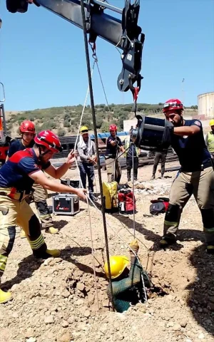 İzmir'de Kuyuya Düşen Adamı İtfaiye Kurtardı
