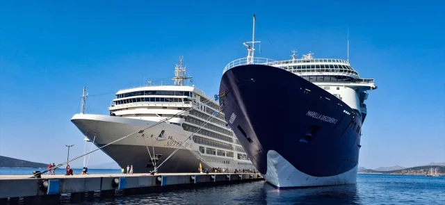 Bodrum'a Turist Akını: İki Büyük Kruvaziyer Limana Demir Att...