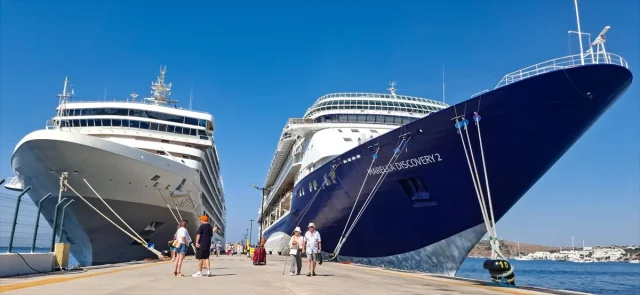 Bodrum'a Turist Akını: İki Büyük Kruvaziyer Limana Demir Attı