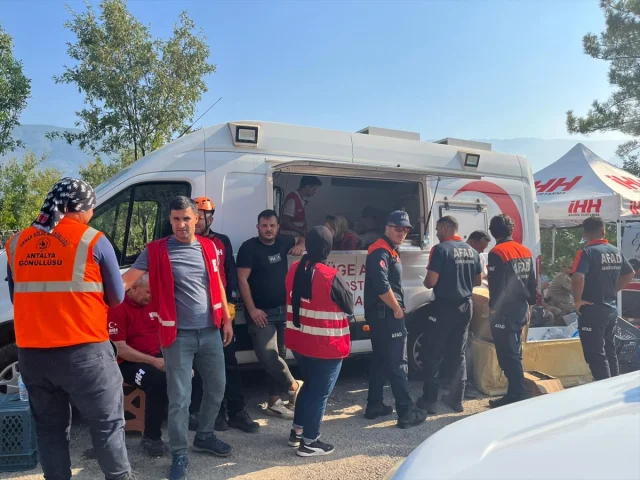 Türk Kızılay'ın Orman Yangınlarıyla Kararlılığı: Destek Faaliyetleri Sürüyor