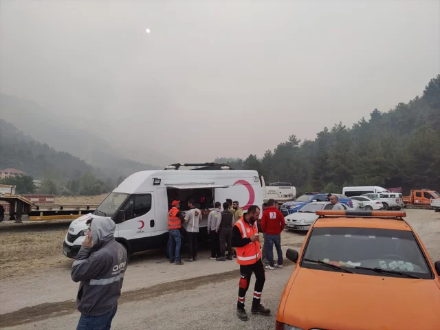 Türk Kızılay'ın Orman Yangınlarıyla Kararlılığı: Destek Faaliyetleri Sürüyor