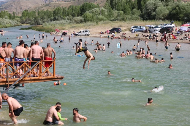 Bayburt'ta Çoruh Nehri'nde Serinleme Keyfi