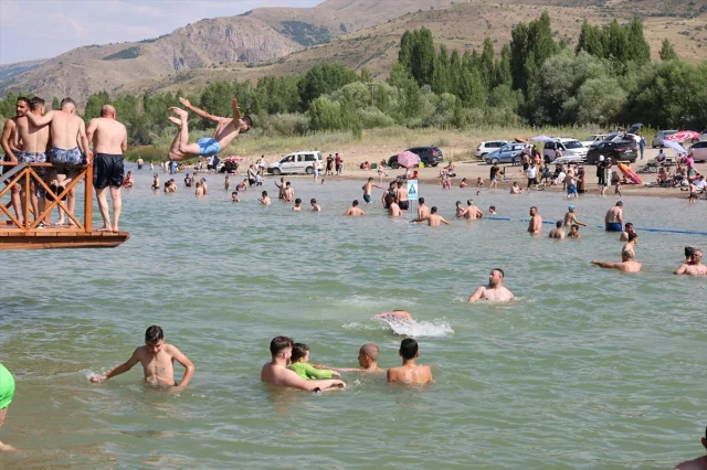 Bayburt'ta Çoruh Nehri'nde Serinleme Keyfi