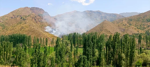 Erzurum'un Oltu İlçesinde Çıkan Yangın Hızla Kontrol Altına...
