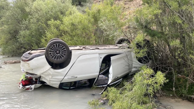 Erzincan'da Otomobil Dereye Yuvarlandı 4 Yaralı Var