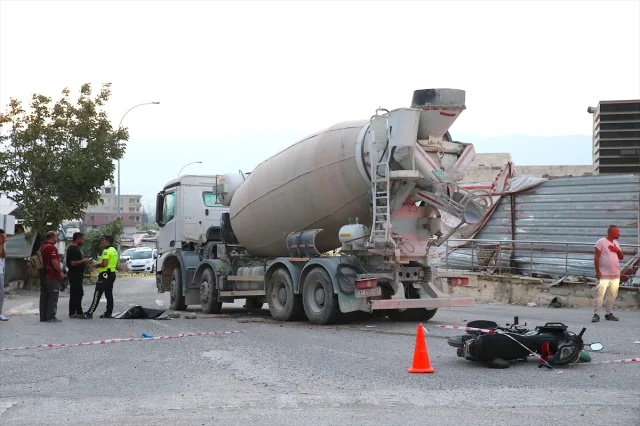 Hatay'da Motosiklet ve Beton Mikseri Kazası: Bir Kişi Hayatını Kaybetti