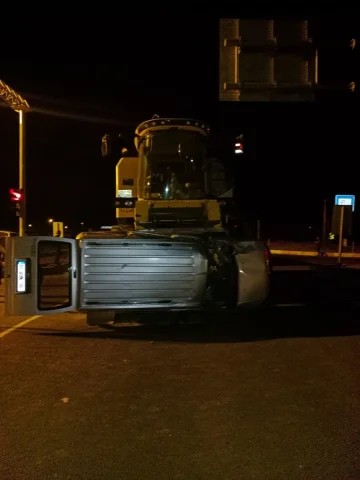 Ağrı'da Biçerdöver ve Kamyonet Çarpıştı: İki Yaralı
