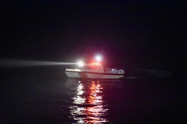 Antalya'da Düden Şelalesi Alarmı: Denize Düşen Kişiyi Arama Çalışmaları Devam Ediyor