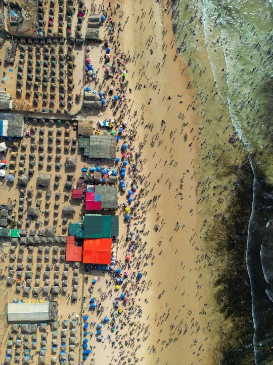 Dakar'da Sıcak Havanın Tadını Çıkaranlar Yoff Plajı'na Akın Etti